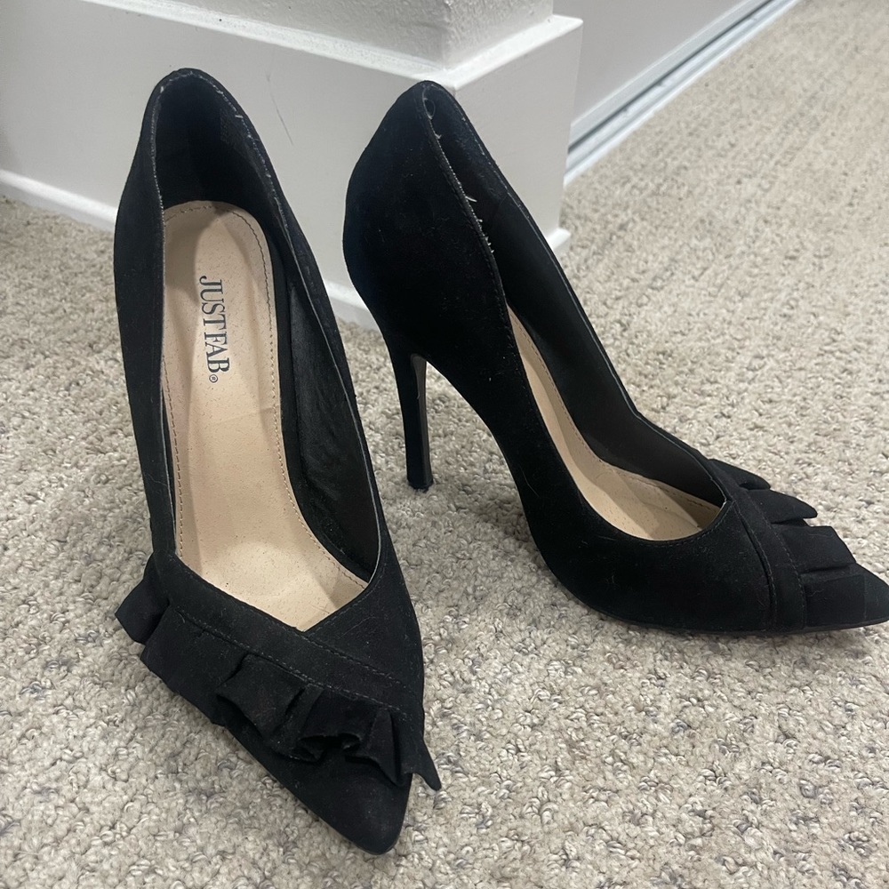 Black pumps